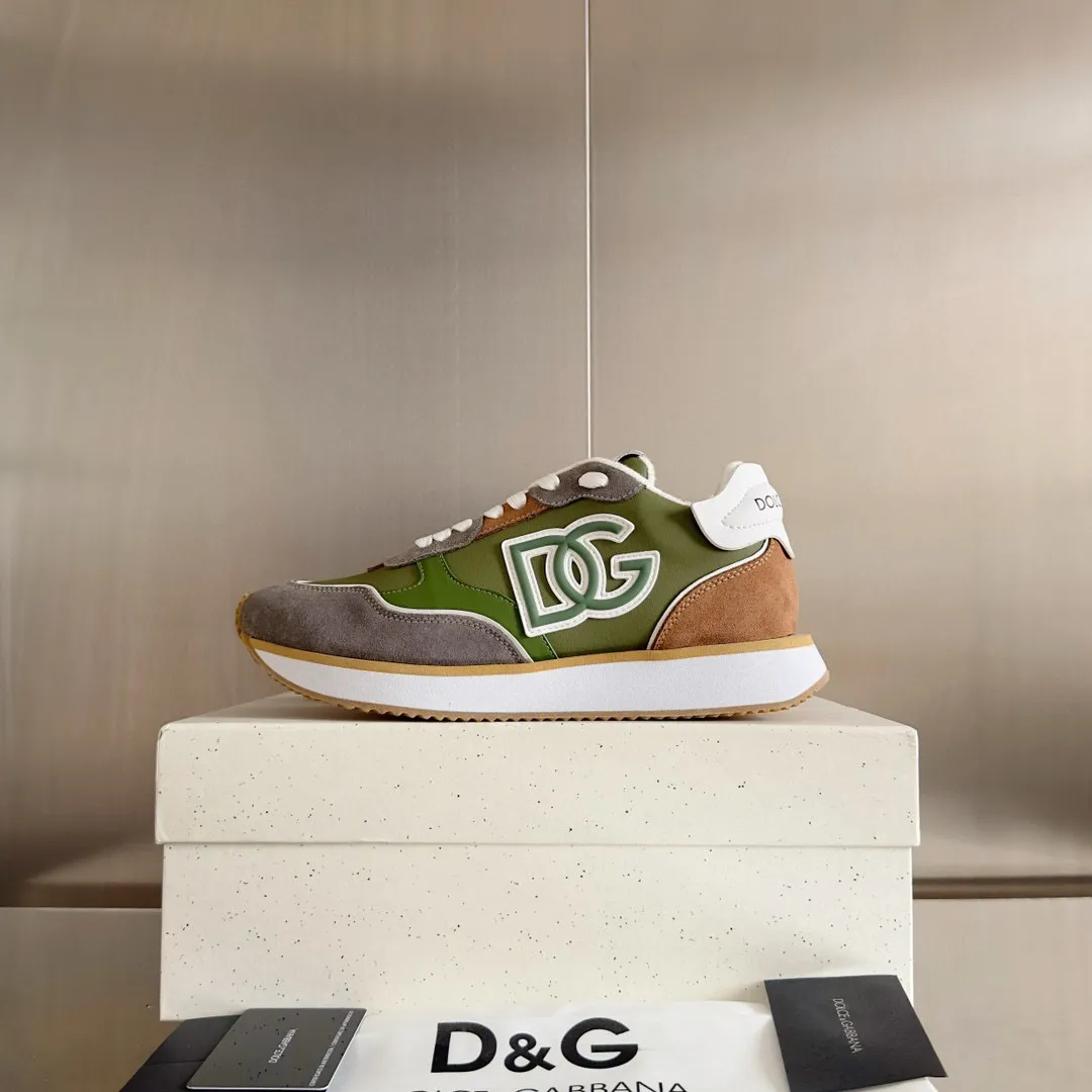 Factory price: 458💰D&G's latest Cushion series casual sports shoes, dad shoes, running shoes, original purchase and development, production, handmade, but always looking to the future. The new Cushion sneakers feature a two-tone suede upper accented by a mesh contrasting printed DG cross logo on the side. The lightweight, grippy rubber outsole is innovatively designed to provide excellent performance, while the jacquard label adds timeless style. Exquisite packaging at the delivery counter🛍📦 ▪️ Fabric: Original custom-made first-layer cowhide ▪️ Lining: Original custom-made breathable towel lining ▪️ Sole: Original open-molded rubber material ▪️ Bottom thickness: 3.5CM ▪️ Size: Men's 38-44, customized 45